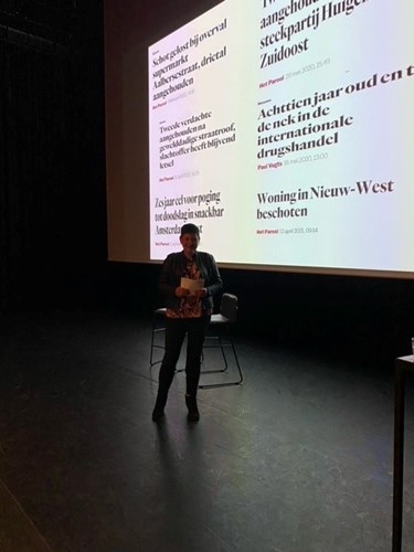 Collega Sandra bij lezing top600 jeugdreclassering Amsterdam.