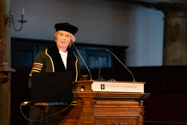 Oratie Prof. dr. M. van Nieuwenhuijzen, bijzonder hoogleraar Licht verstandelijke beperking, ouderschap en jeugdbescherming: Kijk achter de schermen! Ondersteuning bij opvoeden en opgroeien met een licht verstandelijke beperking.