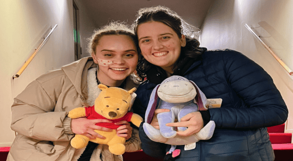 Vriendinnen Moesha en Delayla poseren met hun Disneyknuffels